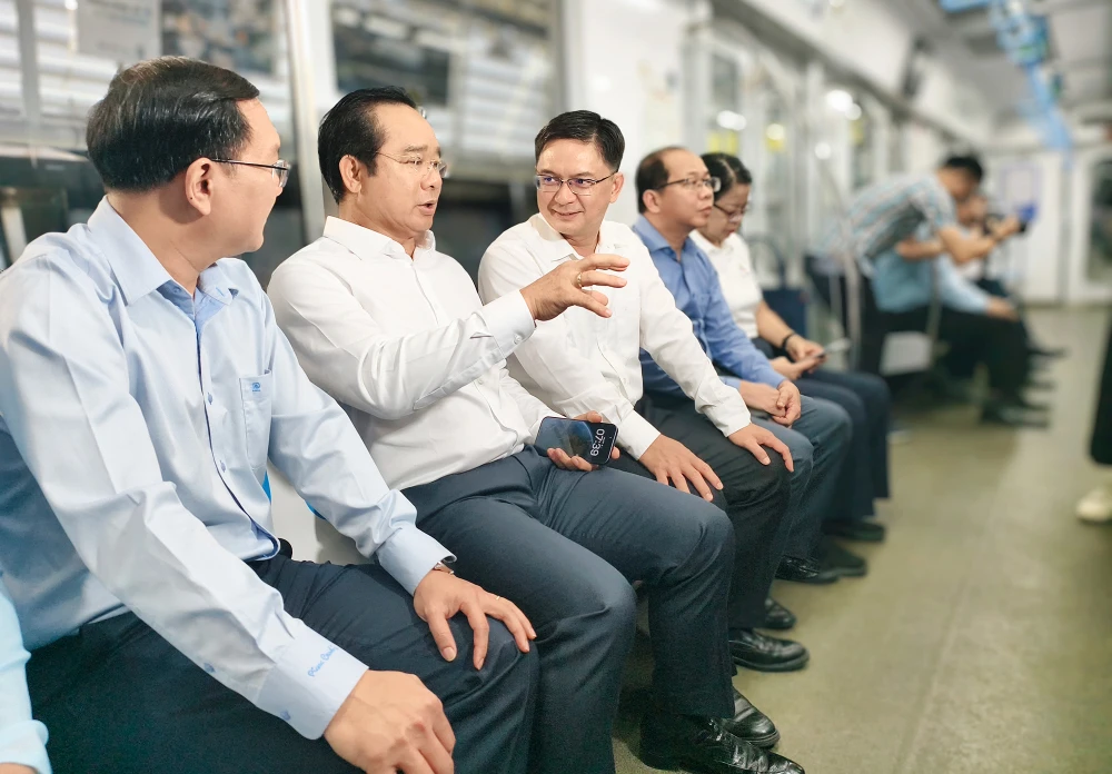 chu-tich-ubnd-tp-hcm-nguyen-van-duoc-di-metro-du-ra-mat-trung-tam-phuc-vu-hanh-chinh-cong (20).jpg