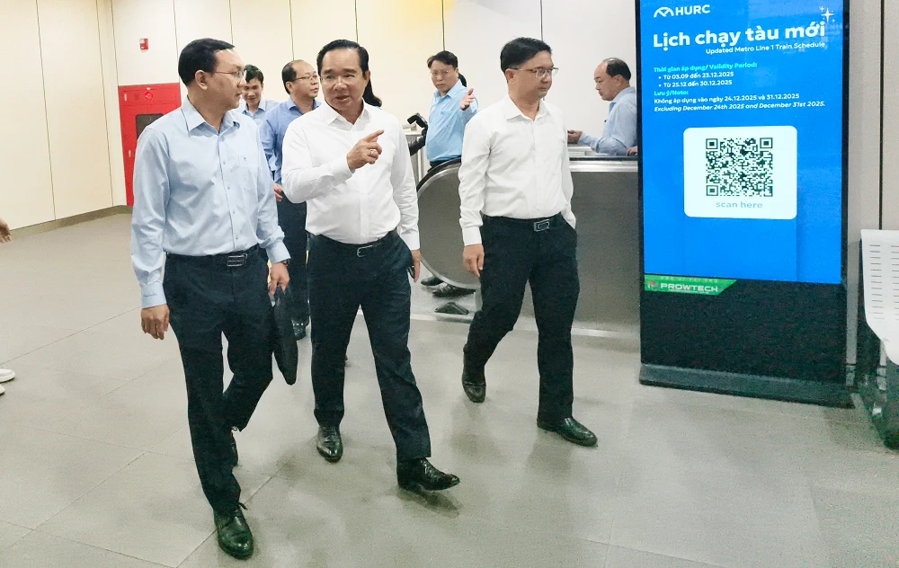 chu-tich-ubnd-tp-hcm-nguyen-van-duoc-di-metro-du-ra-mat-trung-tam-phuc-vu-hanh-chinh-cong (21).jpg