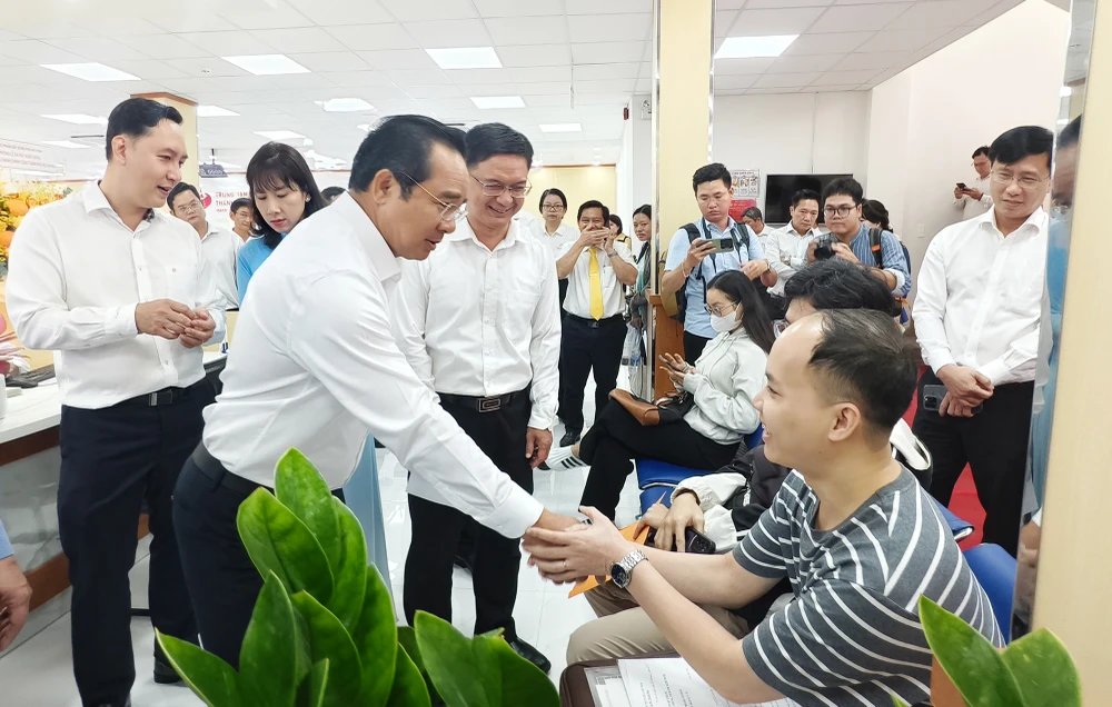 chu-tich-ubnd-tp-hcm-nguyen-van-duoc-di-metro-du-ra-mat-trung-tam-phuc-vu-hanh-chinh-cong (3).jpg