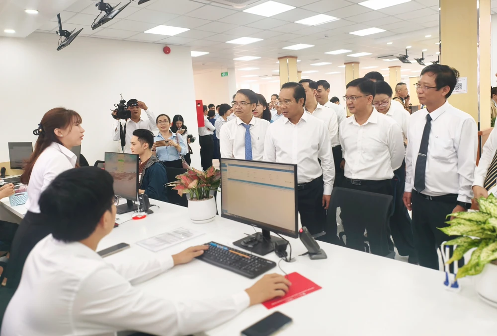 chu-tich-ubnd-tp-hcm-nguyen-van-duoc-di-metro-du-ra-mat-trung-tam-phuc-vu-hanh-chinh-cong (4).jpg