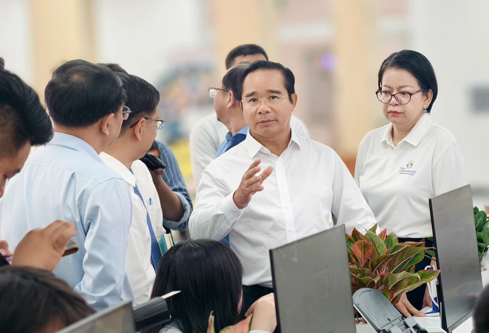 chu-tich-ubnd-tp-hcm-nguyen-van-duoc-di-metro-du-ra-mat-trung-tam-phuc-vu-hanh-chinh-cong (8).jpg