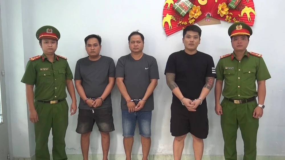 huynh-cao-cuong-duc-nang-thang-so-va-chieu-tro-kinh-doanh-tren-su-tuyet-vong-cua-dong-bao (2).jpg