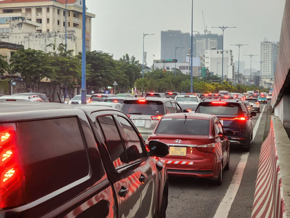 xe-tai-lao-dai-phan-cach-tong-o-to-lat-ngua-tren-dai-lo-vo-van-kiet (1).jpg