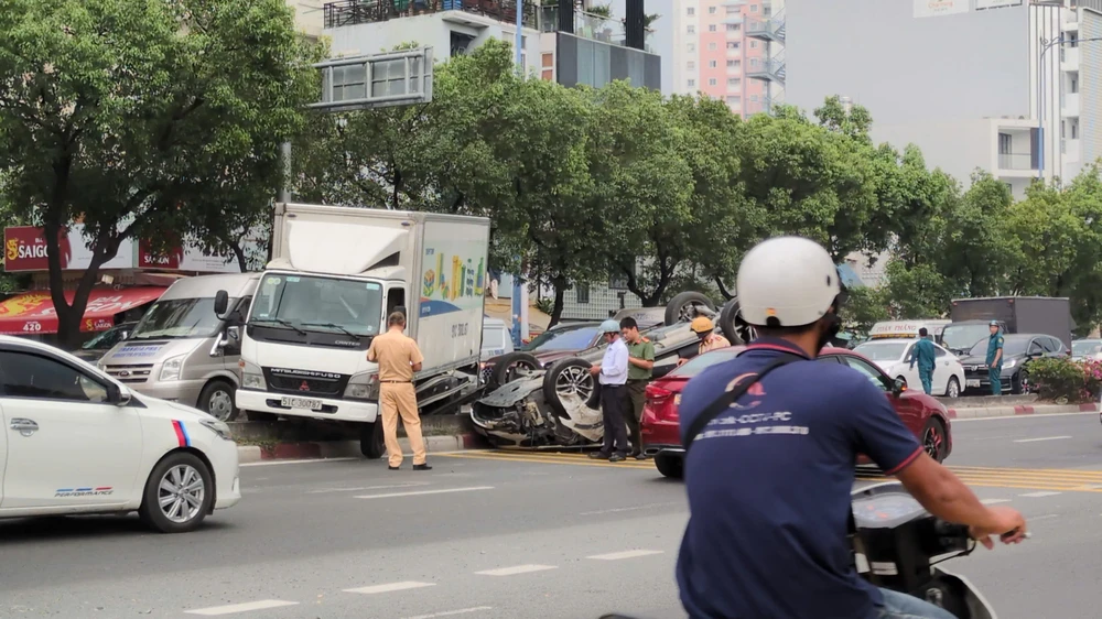 xe-tai-lao-dai-phan-cach-tong-o-to-lat-ngua-tren-dai-lo-vo-van-kiet (5).jpg