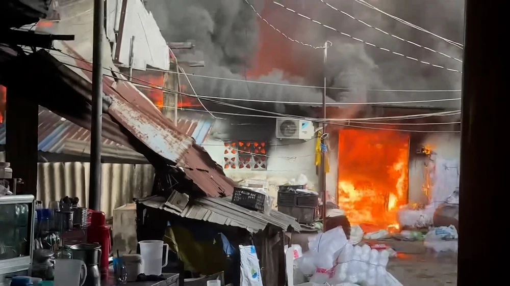 Cháy lớn gần chợ Bình Trưng, khói lửa bốc cao ngùn ngụt