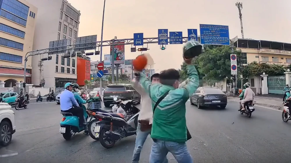 hai-nguoi-dan-ong-danh-nhau-tui-bui-tren-duong-cong-hoa-sau-va-quet (1).jpg