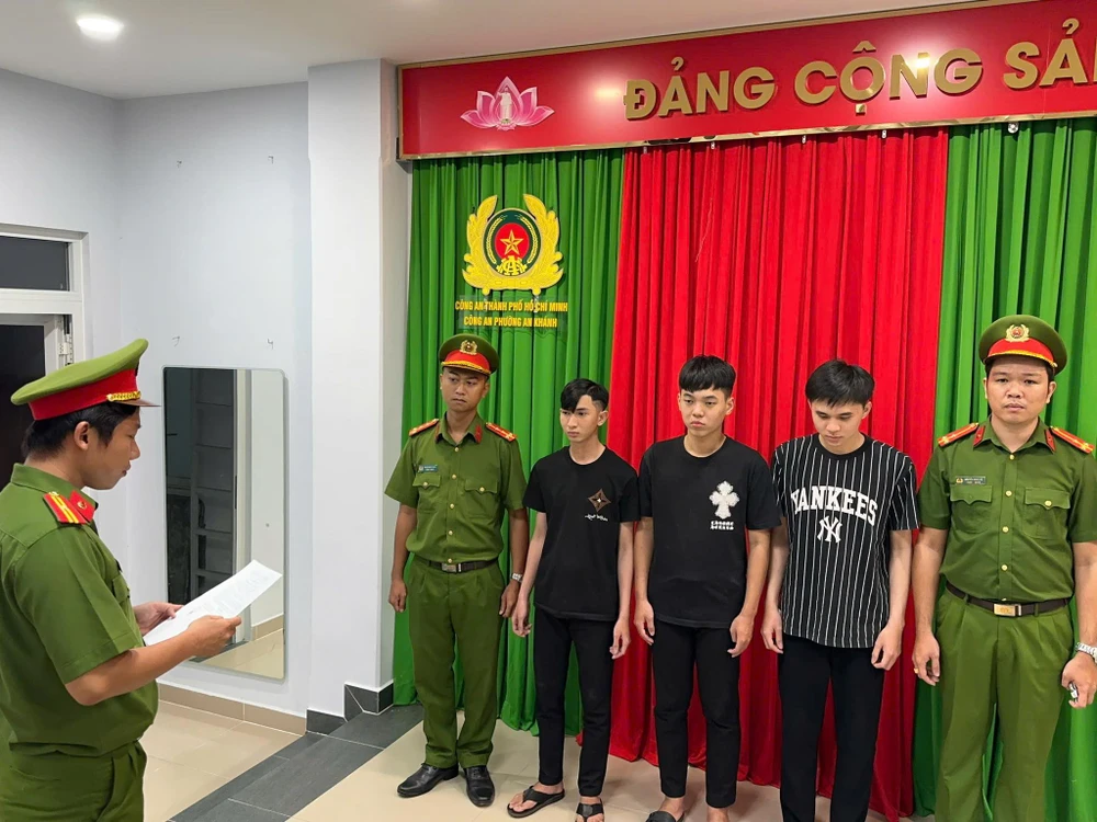 bat-ba-thanh-nien-dung-hung-khi-giai-quyet-mau-thuan-gan-cau-ba-son (1).jpg