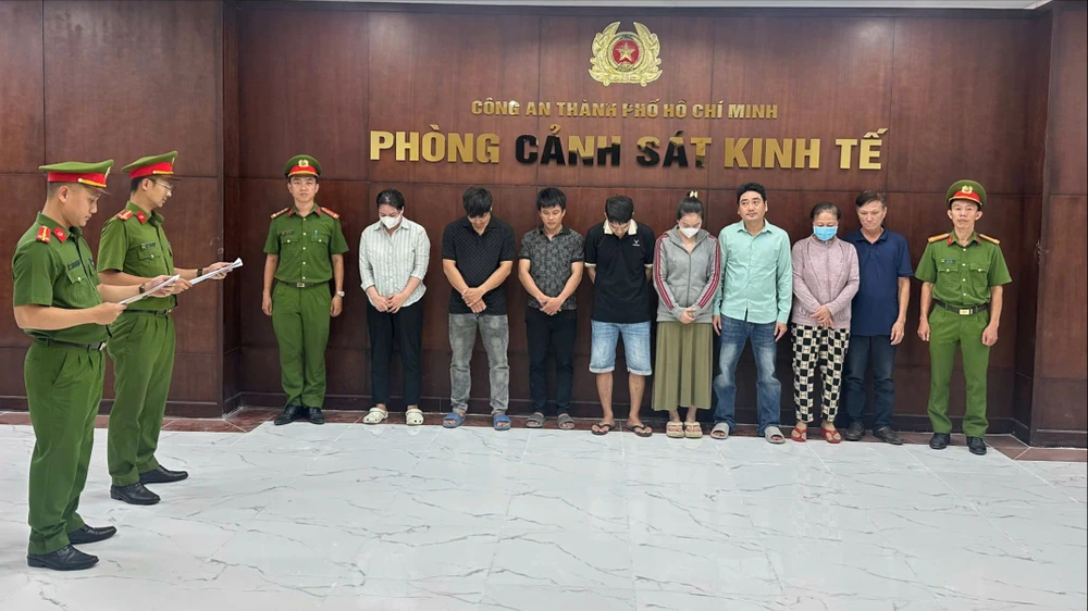 1. Cơ quan CSĐT tống đạt QĐ khởi tố bị can.jpg