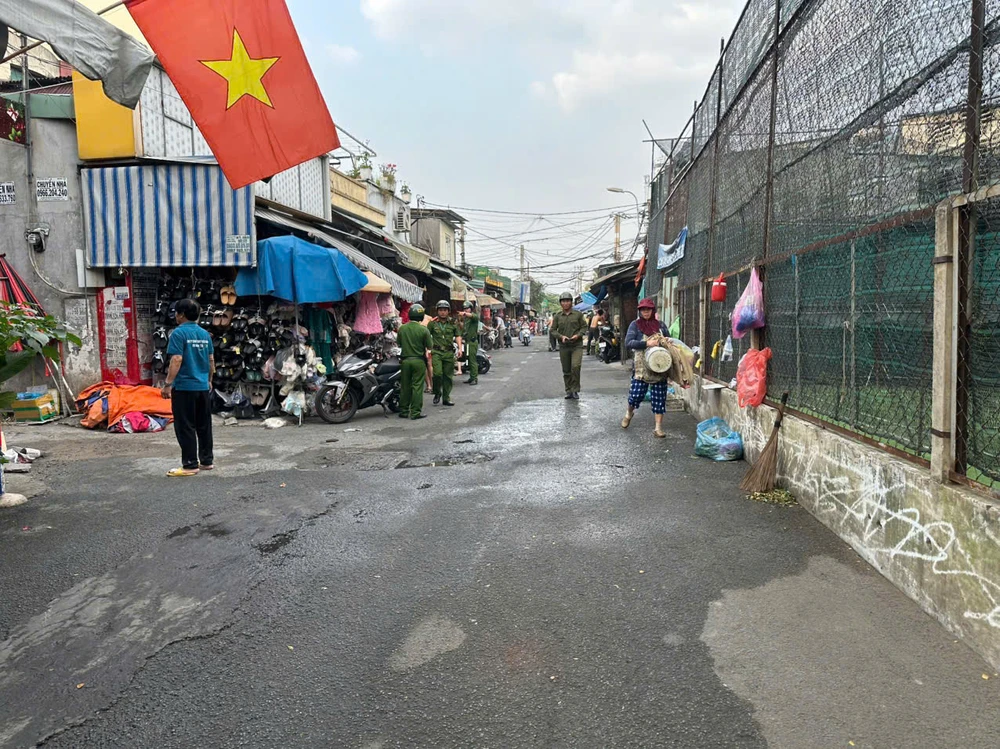 cong-an-phuong-dong-hung-thuan-xu-ly-hang-loat-bai-xe-xoa-quang-cao-ban (1).jpg