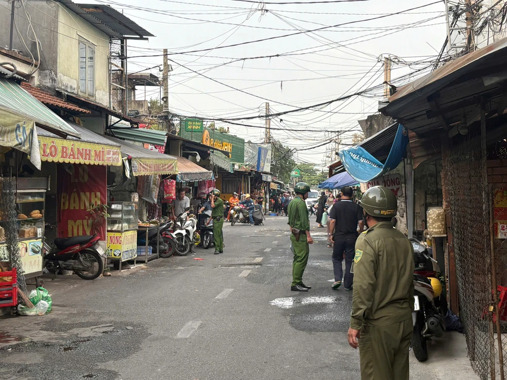 cong-an-phuong-dong-hung-thuan-xu-ly-hang-loat-bai-xe-xoa-quang-cao-ban (10).jpg