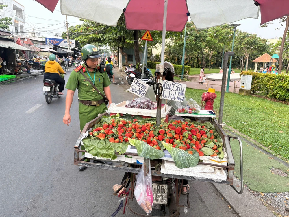 cong-an-phuong-dong-hung-thuan-xu-ly-hang-loat-bai-xe-xoa-quang-cao-ban (19).jpg