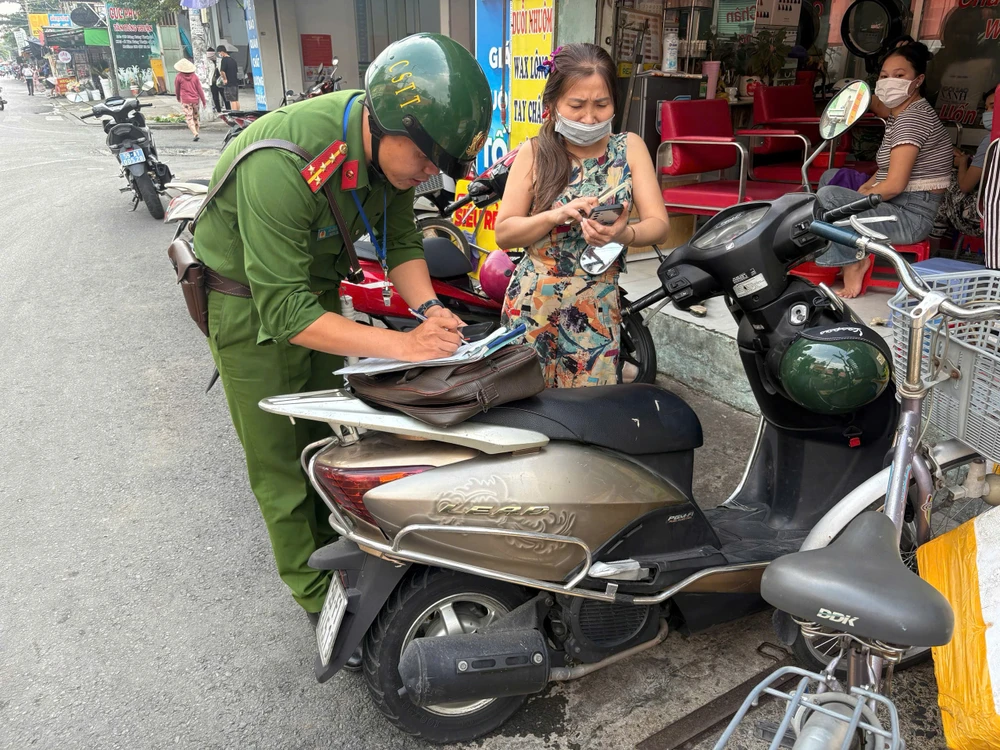 cong-an-phuong-dong-hung-thuan-xu-ly-hang-loat-bai-xe-xoa-quang-cao-ban (20).jpg