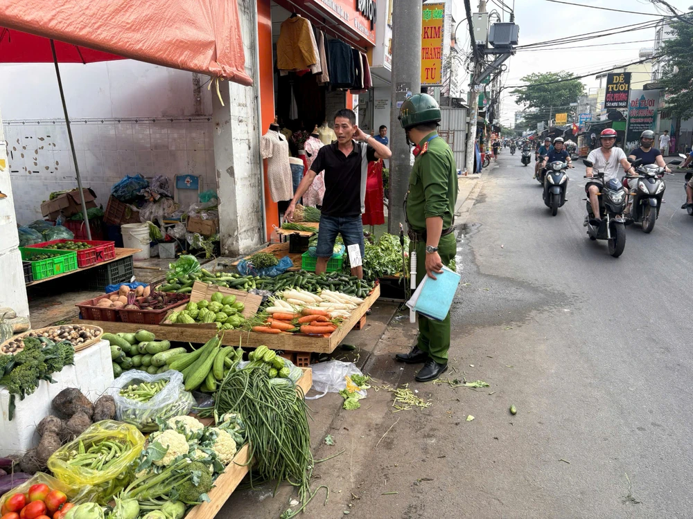 cong-an-phuong-dong-hung-thuan-xu-ly-hang-loat-bai-xe-xoa-quang-cao-ban (23).jpg