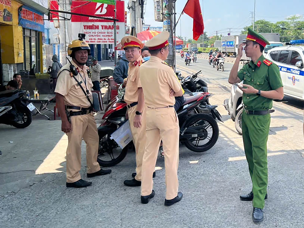 cong-an-phuong-dong-hung-thuan-xu-ly-hang-loat-bai-xe-xoa-quang-cao-ban.jpg