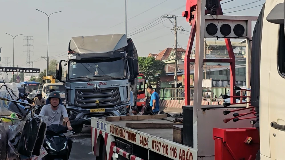 xe-tai-tong-dai-phan-cach-tren-duong-le-duc-anh-gay-ket-xe-keo-dai (4).jpg