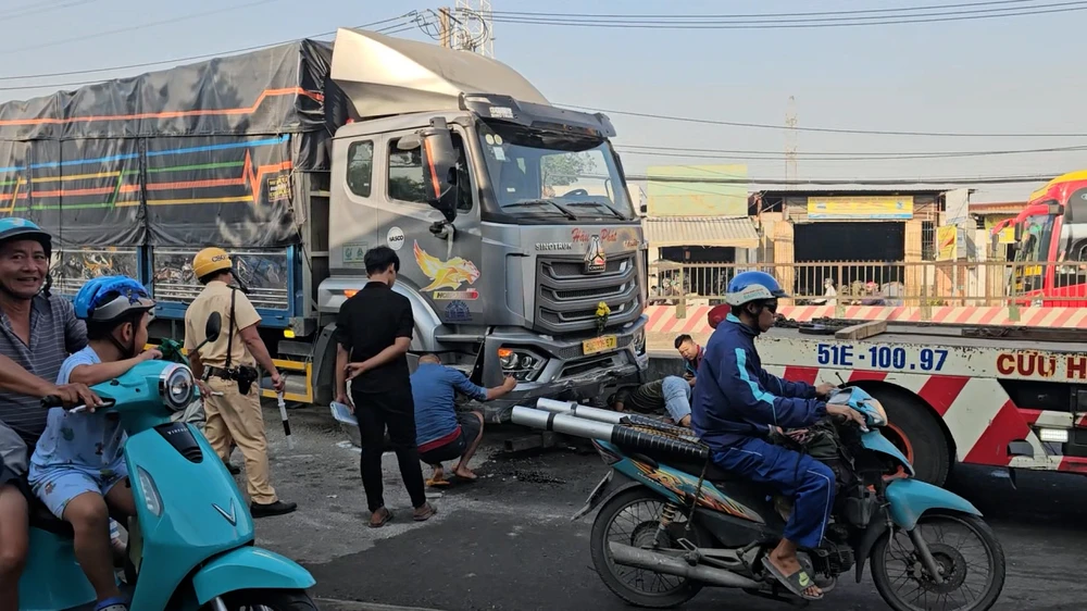 xe-tai-tong-dai-phan-cach-tren-duong-le-duc-anh-gay-ket-xe-keo-dai (7).jpg