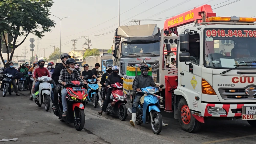 xe-tai-tong-dai-phan-cach-tren-duong-le-duc-anh-gay-ket-xe-keo-dai (8).jpg