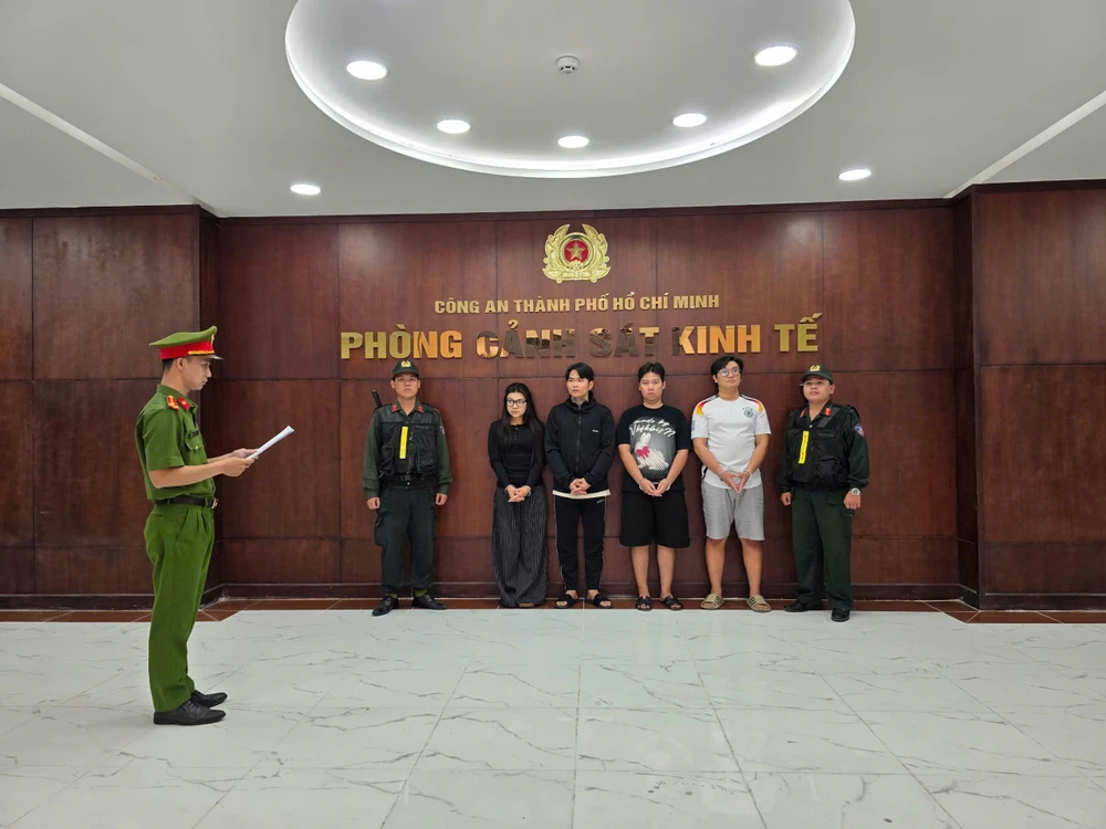 tp-hcm-bat-nhom-thanh-nien-buon-ban-khi-cuoi-thu-loi-bat-chinh-hang-tram-trieu-dong (1).jpg