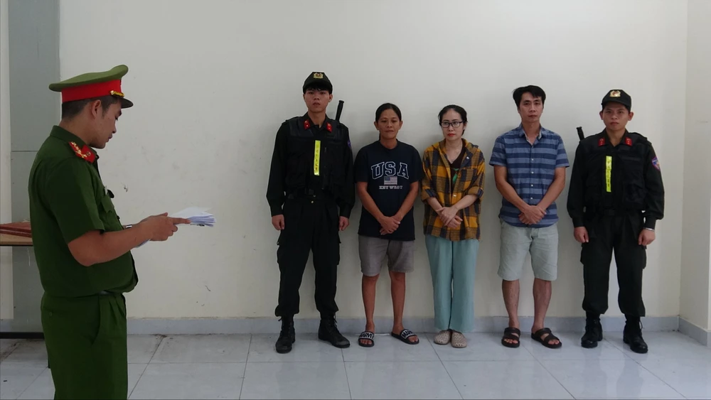 Từ trái qua Võ Thị Thu Oanh, Tăng Thị Mỹ Hoa, Tăng Hoàng Vinh.JPG