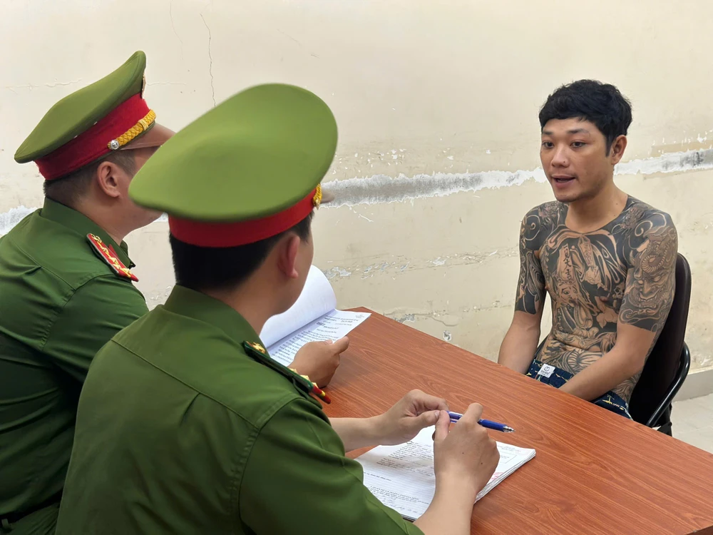 tu-vu-to-chuc-su-dung-trai-phep-ma-tuy-cong-an-tp-hcm-lan-ra-duong-day-bat-36-nguoi (2).jpg