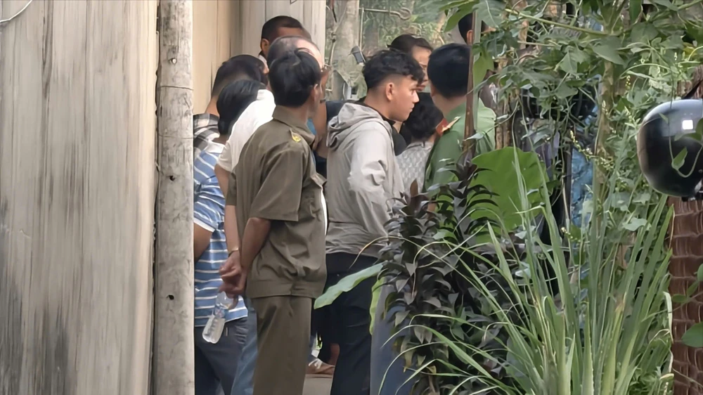 cong-an-dieu-tra-vu-2-nguoi-tu-vong-bat-thuong-trong-can-nha-o-xa-hoc-mon (2).jpg