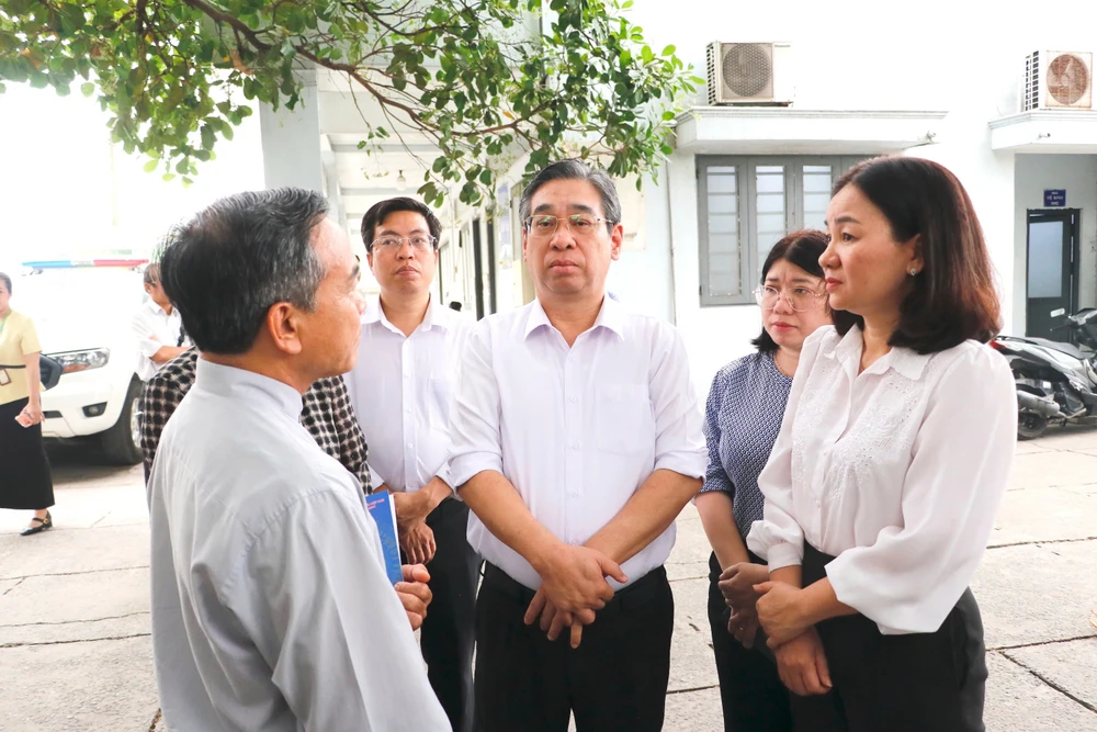 lanh-dao-tp-hcm-tham-hoi-gia-dinh-cac-nan-nhan-vu-chay-o-phuong-dong-hung-thuan (2).jpg