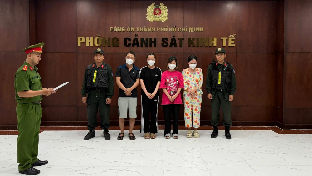 2. tống đạt Quyết định khởi tố bị can.jpg