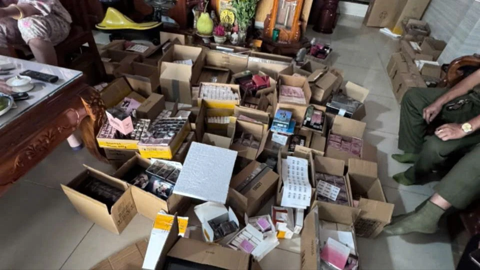 4. lực lượng chức năng phát hiện, kiểm tra các điểm buôn bán hàng giả.jpg