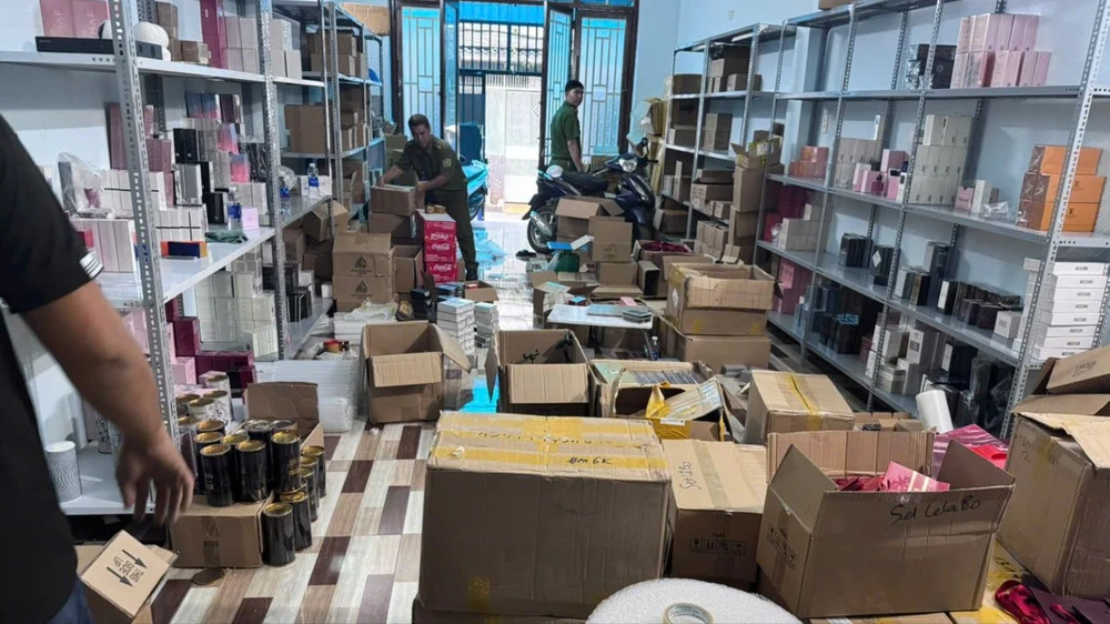 6. lực lượng chức năng phát hiện, kiểm tra các điểm buôn bán hàng giả.jpg