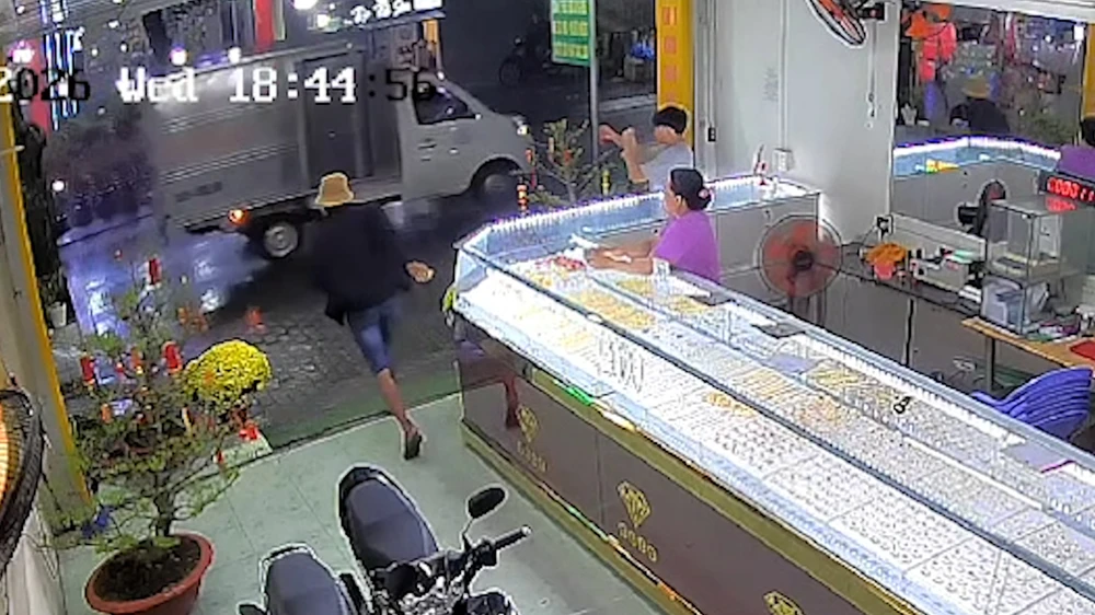 Sequence 06.00_00_27_13.Still005.jpg