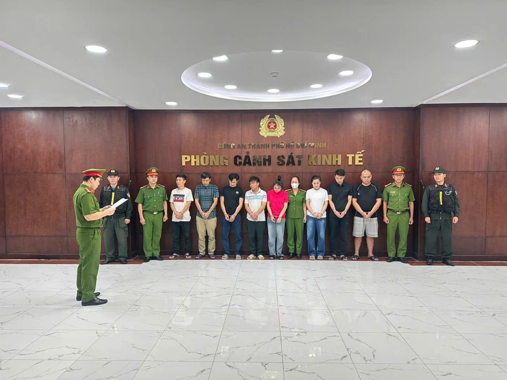 Từ trái qua_ Nguyên Hồ Quang Nghĩa, Mạc Đỗ Kiên , Phùng Bá Thắng, Nguyễn Văn Xuân, Phan Dương Khánh Ly, Nguyễn Hạnh Phúc, Vũ Thế Nam, Nguyễn Văn Tam.jpg