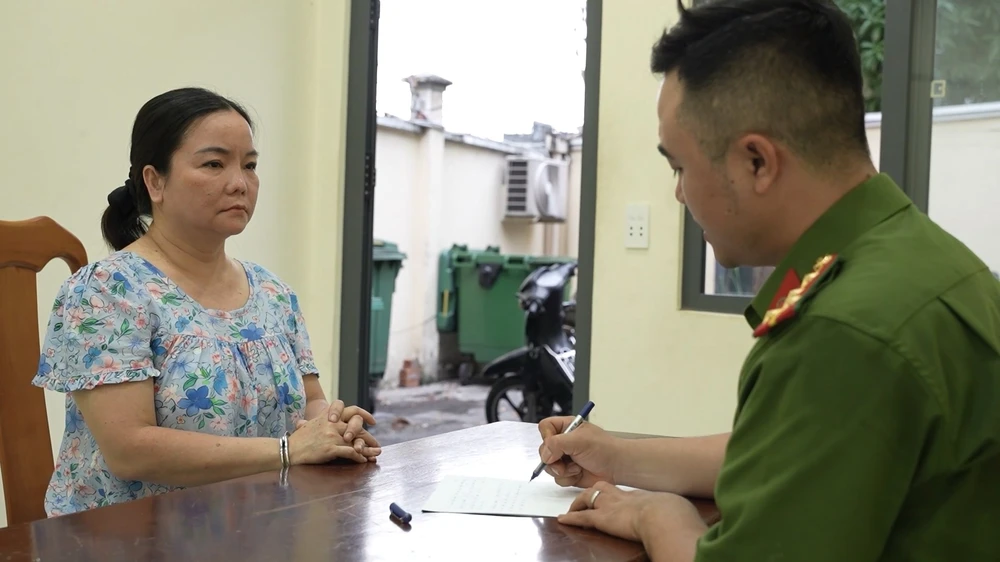 ba dung chu chanh cua.jpg