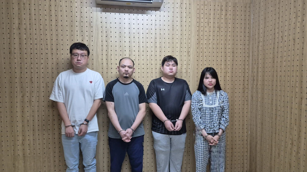 THUẬN GIAO - từ trái sang_ Hu Guoyu, Dai Fei, Zhou Wendong, Quách Thị Huế.jpg