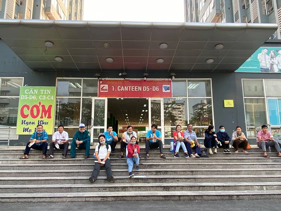 Giảng viên, sinh viên tình nguyện dọn KTX, đón người cách ly ảnh 5