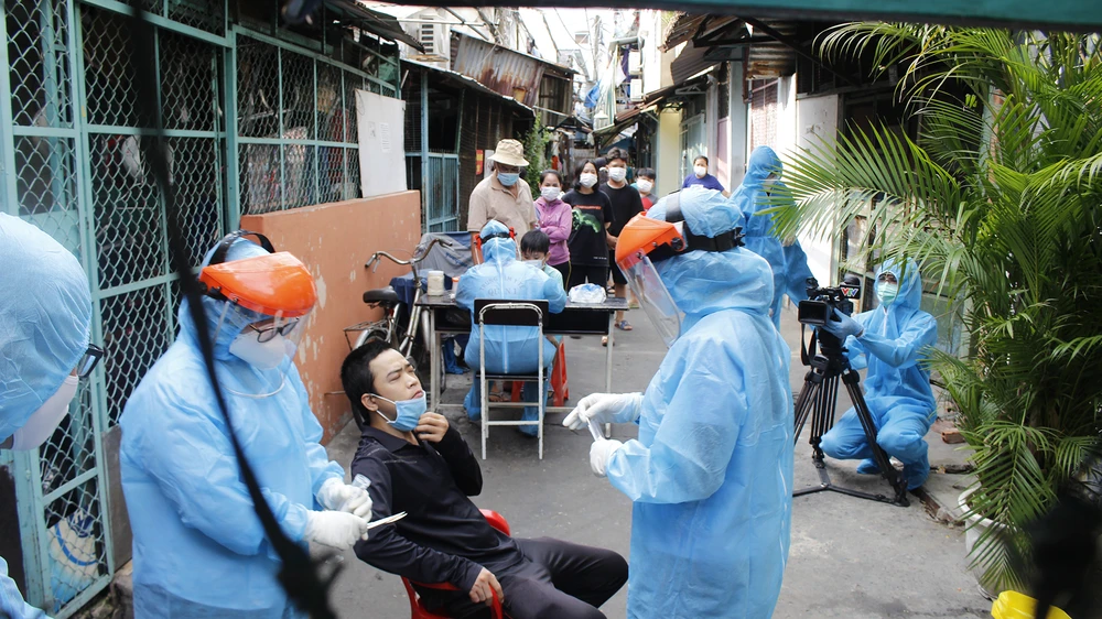 TP.HCM lấy mẫu xét nghiệm dân khu Mả Lạng do có ca dương tính ảnh 8