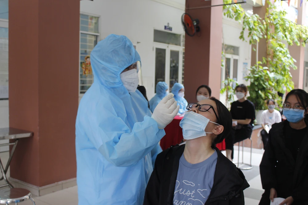 Phú Nhuận xét nghiệm hơn 1500 thí sinh thi tốt nghiệp THPT ảnh 1