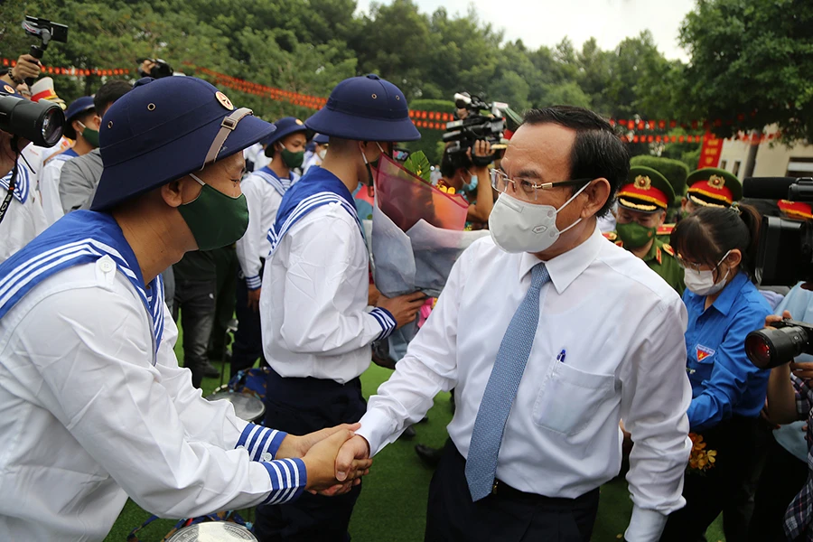 Hàng chục ngàn thanh niên cả nước hồ hởi lên đường nhập ngũ ảnh 3