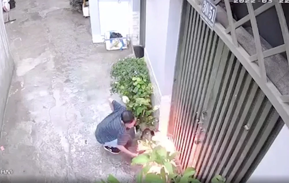 Hình ảnh ông N châm lửa đốt nhà chị họ. Ảnh cắt từ clip. Hình ảnh ông N châm lửa đốt nhà chị họ. Ảnh cắt từ clip.