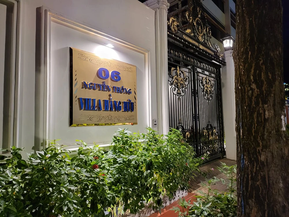 Chùm ảnh: Công an phong toả khu vực nhà bà Hằng để khám xét ảnh 2