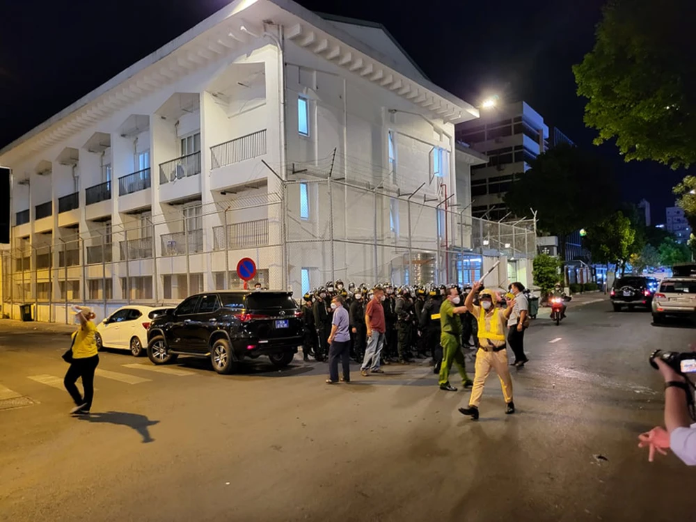 Chùm ảnh: Công an phong toả khu vực nhà bà Hằng để khám xét ảnh 3