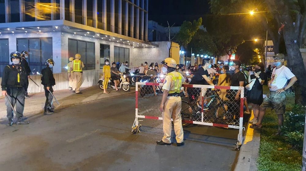 Chùm ảnh: Công an phong toả khu vực nhà bà Hằng để khám xét ảnh 5