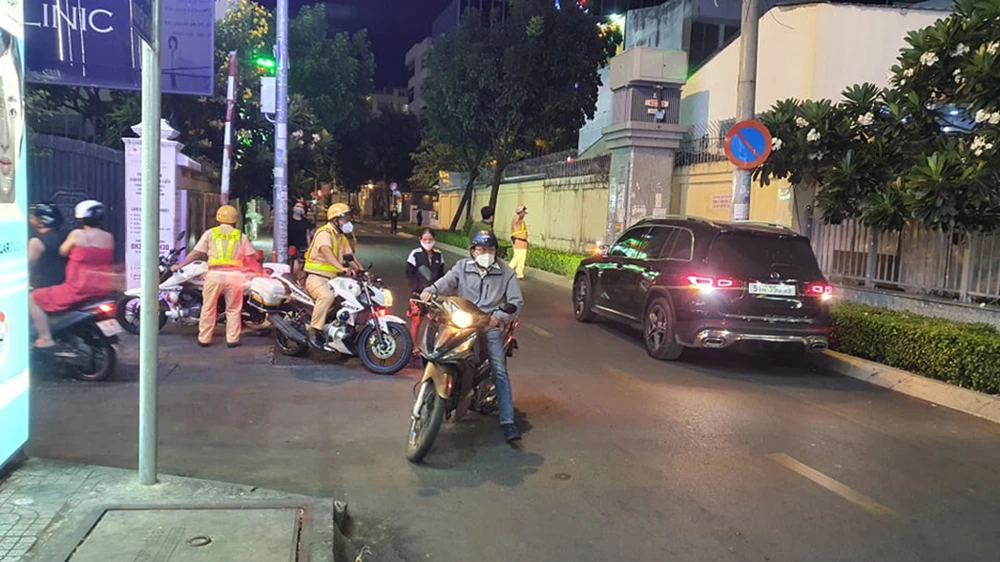 Chùm ảnh: Công an phong toả khu vực nhà bà Hằng để khám xét ảnh 6