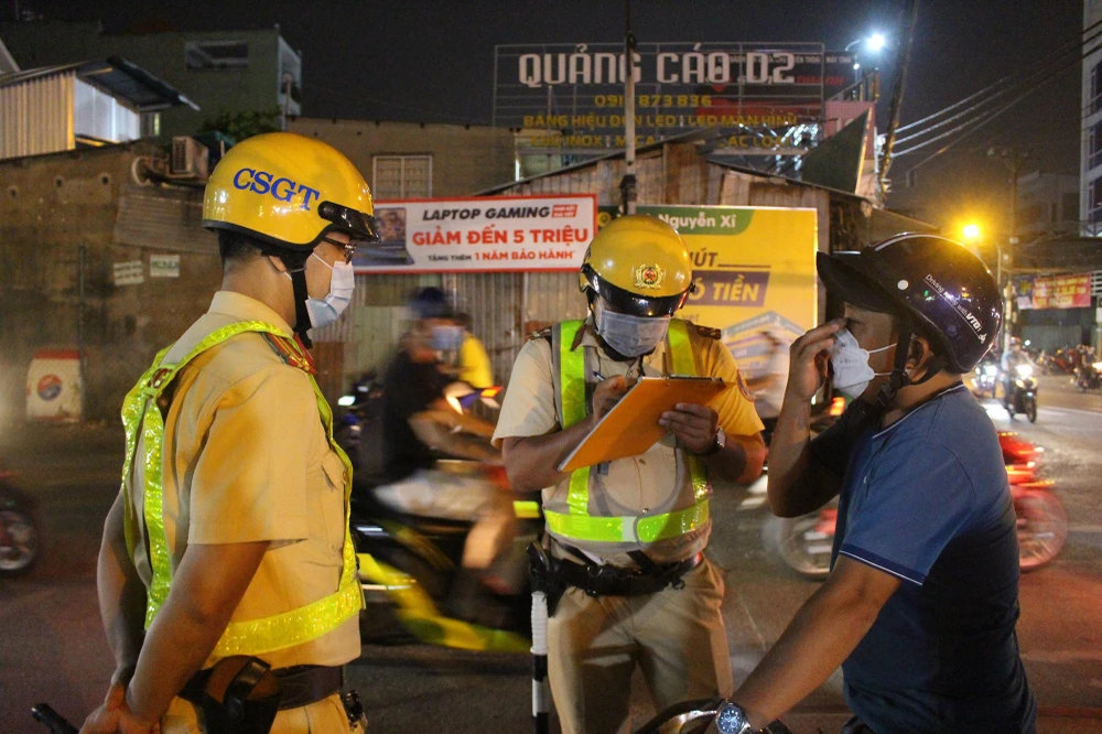 Anh T. làm việc với CSGT và cho biết không có bằng lái xe do đang bị tạm giữ. Ảnh: NGUYỄN YÊN