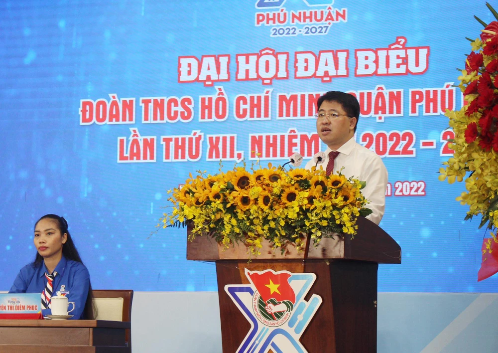 Bí thư quận Phú Nhuận ghi nhận những đóng góp Đoàn thanh niên quận trong thời điểm dịch bệnh. Ảnh: NGUYỄN YÊN