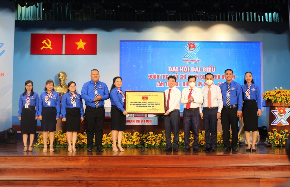 Lãnh đạo quận Phú Nhuận trao bảng chữ vàng kỷ niệm cho Đoàn chủ tịch nhiệm kỳ 2022-2027. Ảnh: NGUYỄN YÊN