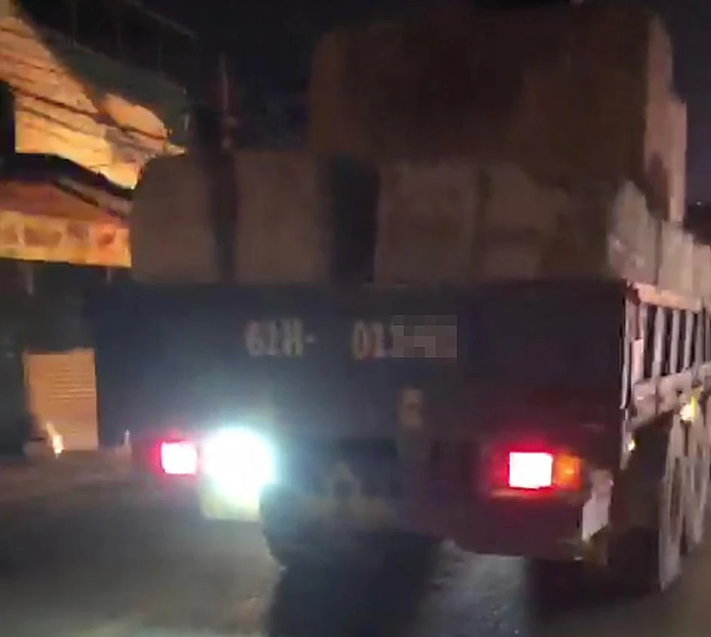 Phương tiện quá tải chạy trên đường Ung Văn Khiêm - Nguyễn Gia Trí bị CSGT phát hiện và xử lý.
