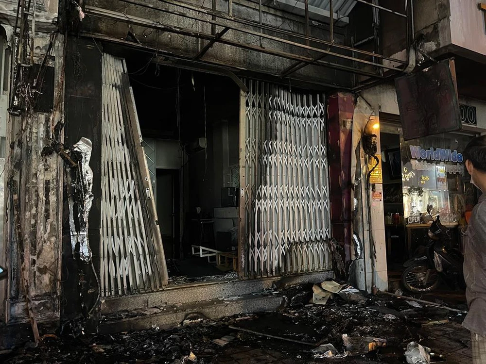 Tầng trệt căn nhà bị ngọn lửa thiêu rụi, hư hỏng. Ảnh: ĐC