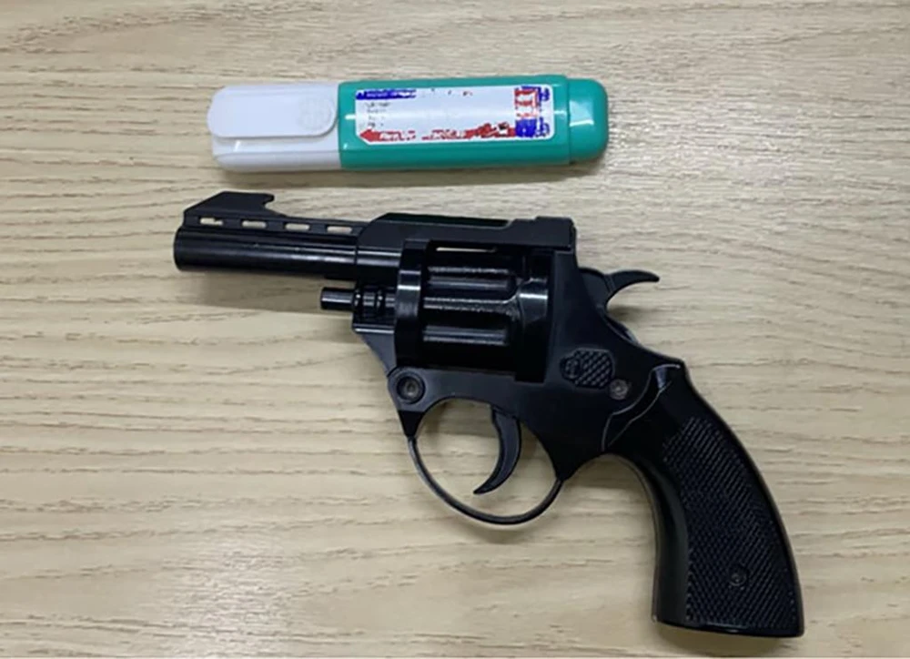 Khẩu súng Rulo đồ chơi mà hai thiếu niên mang theo khi đi đua xe.