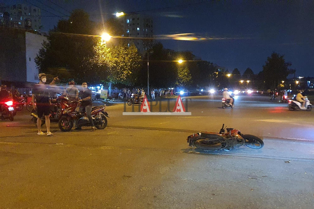 Một vụ va chạm khác tại khu vực khi các "quái xế" phát hiện bóng dáng lực lượng chức năng. Ảnh: NGUYỄN YÊN