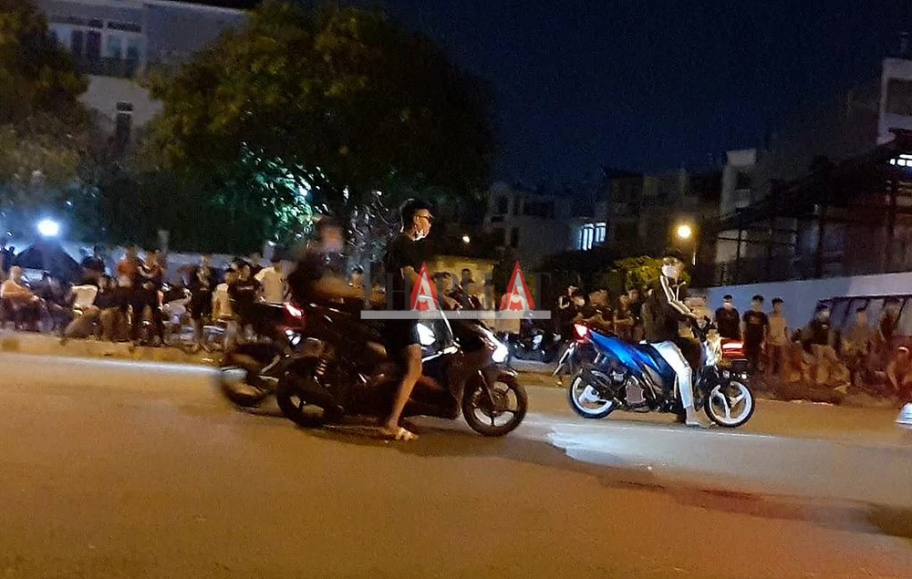 Nhóm thanh niên không đội mũ bảo hiểm, điều khiển xe độ chế tổ chức so kè tốc độ trong khu dân cư. Ảnh: NGUYỄN YÊN